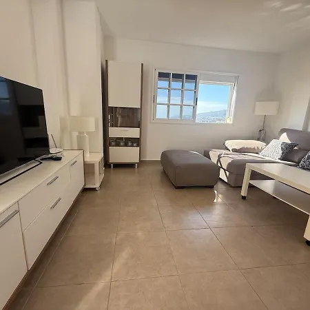 Four Horizons Apartment *
